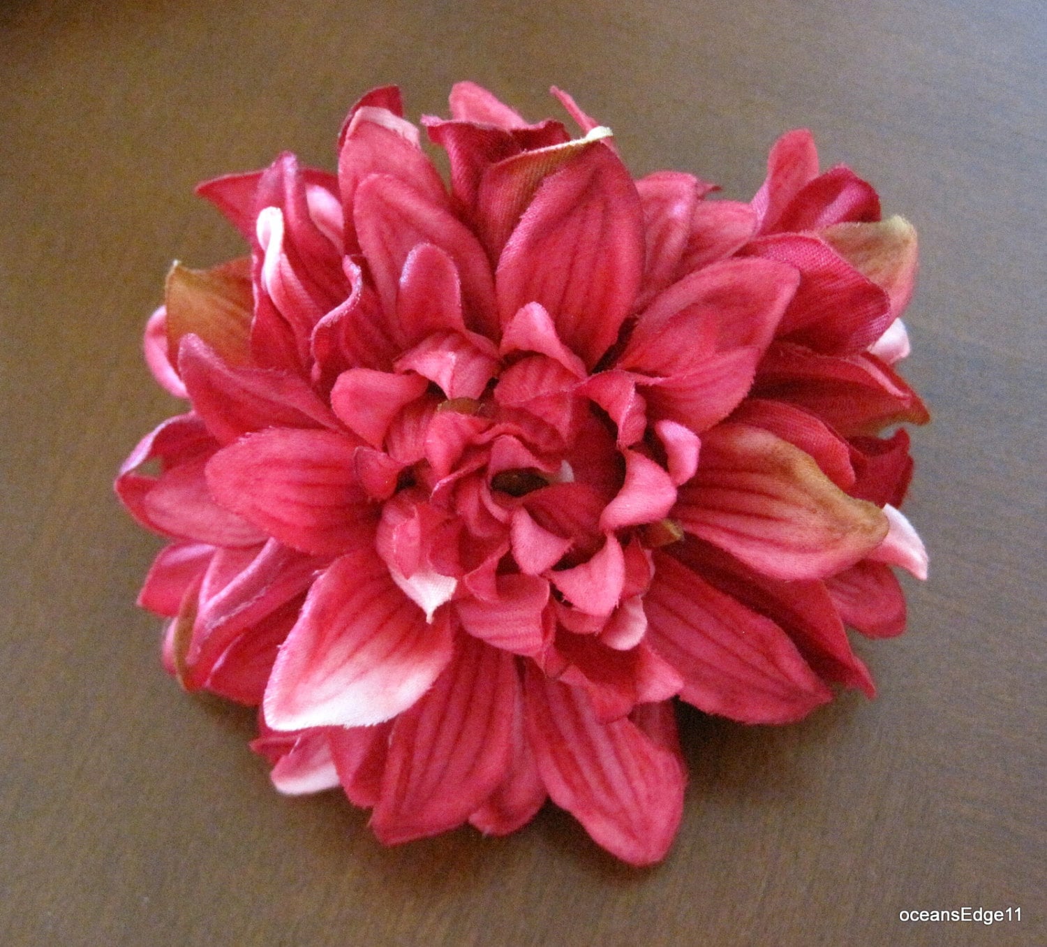 11, 5 cm Bunte Fuchsie Pink Dahlie Poly Silk Blumenbrosche 11, 5 cm Bunte Fuchsie Pink Dahlie Poly Silk Blumenbrosche von oceansEdge11