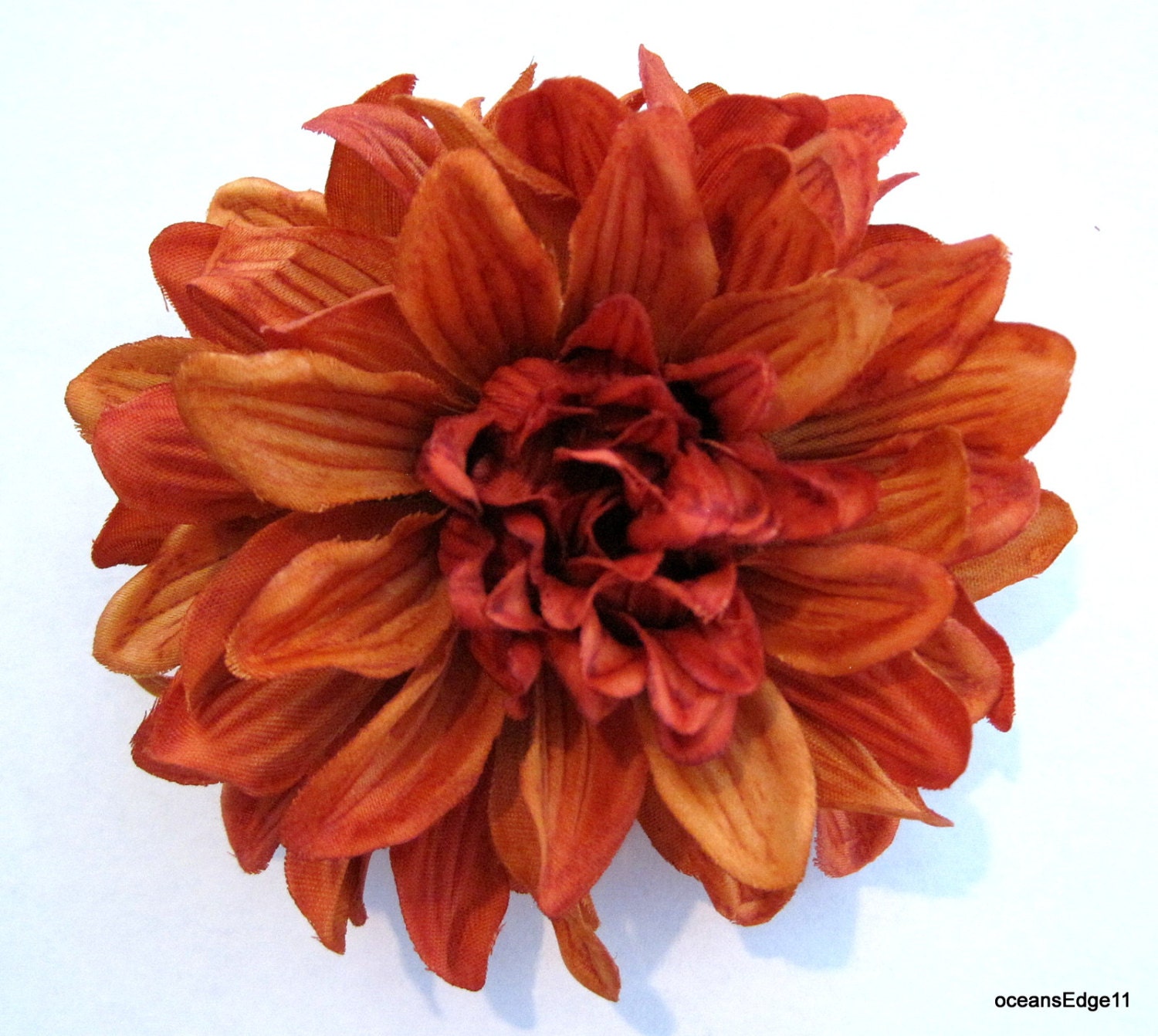 11, 5 cm Bunte Orange Dahlie Poly Seidenblumen Brosche 11, 5 cm Bunte Orange Dahlie Poly Seidenblumen Brosche von oceansEdge11