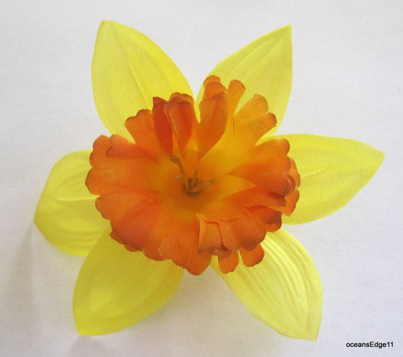 5"Gelb Orange Narzisse Poly Silk Blumenbrosche 5"Gelb Orange Narzisse Poly Silk Blumenbrosche von oceansEdge11