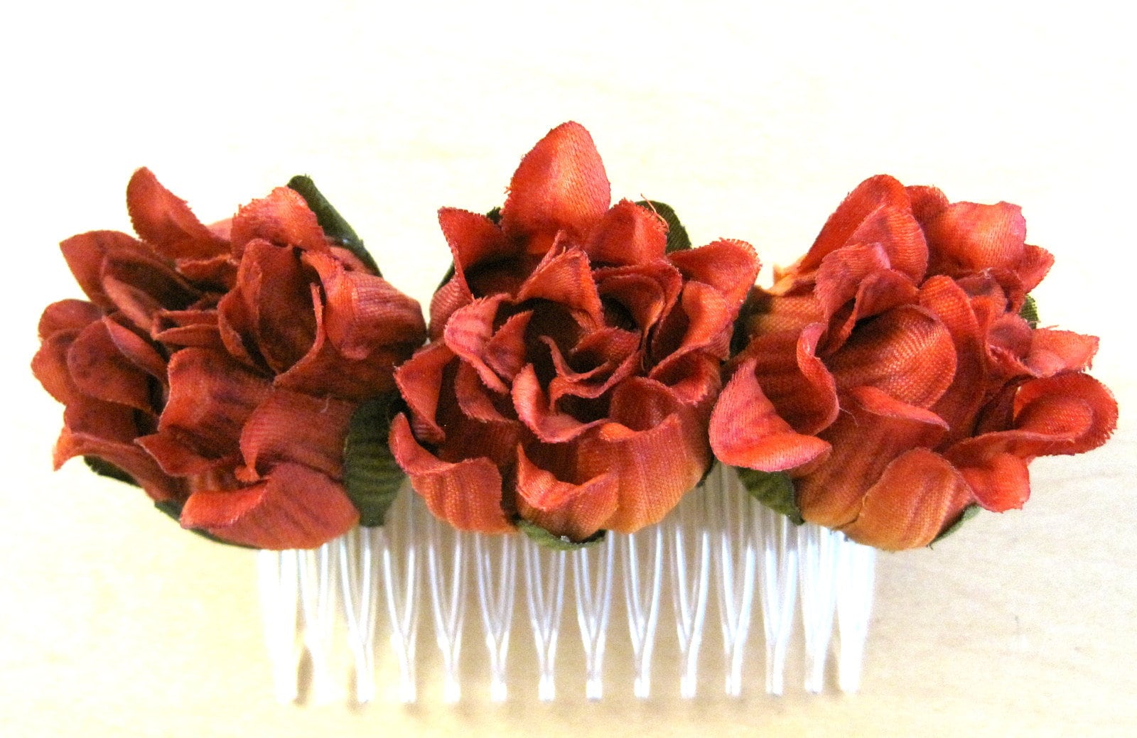 Dreifach Bunte Gebrannte Orange Dahlie Knospe Poly Seidenblume Haarkamm Dreifach Bunte Gebrannte Orange Dahlie Knospe Poly Seidenblume Haarkamm von oceansEdge11