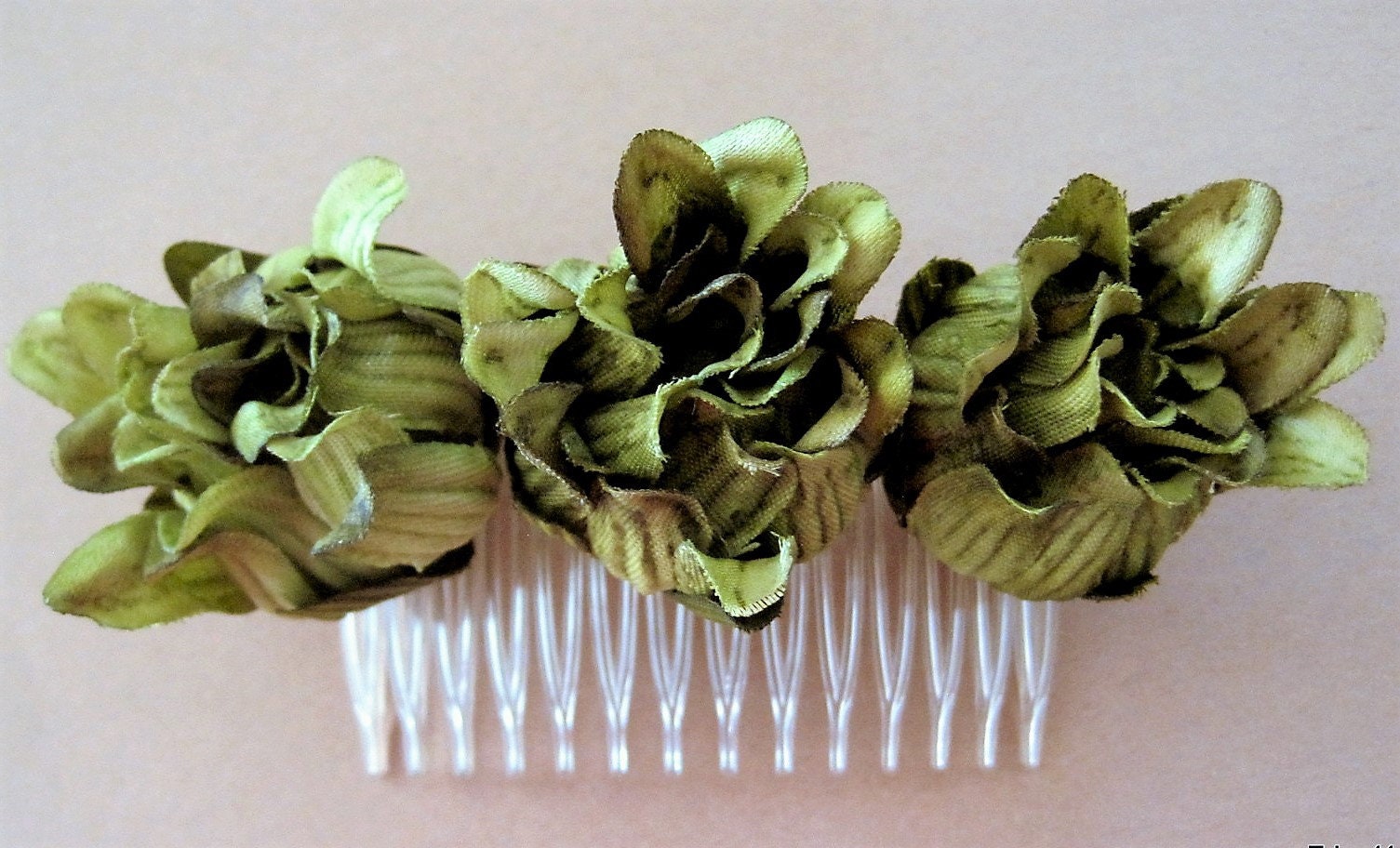 Dreifach Olivgrün Dahlie Knospe Poly Seidenblume Haarkamm Dreifach Olivgrün Dahlie Knospe Poly Seidenblume Haarkamm von oceansEdge11