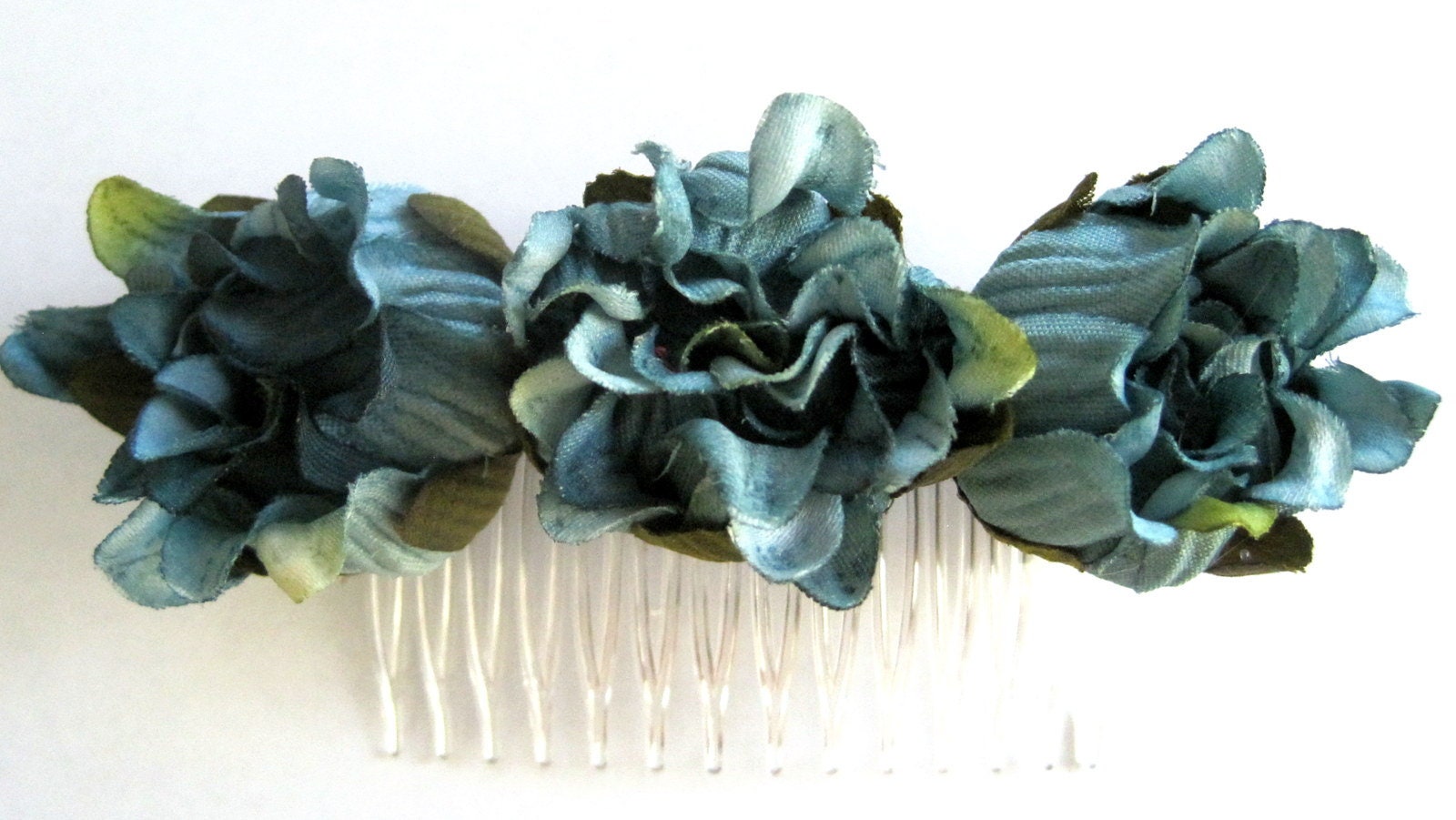 Dreifach Teal Blau Dahlie Knospe Poly Seidenblume Haarkamm Dreifach Teal Blau Dahlie Knospe Poly Seidenblume Haarkamm von oceansEdge11