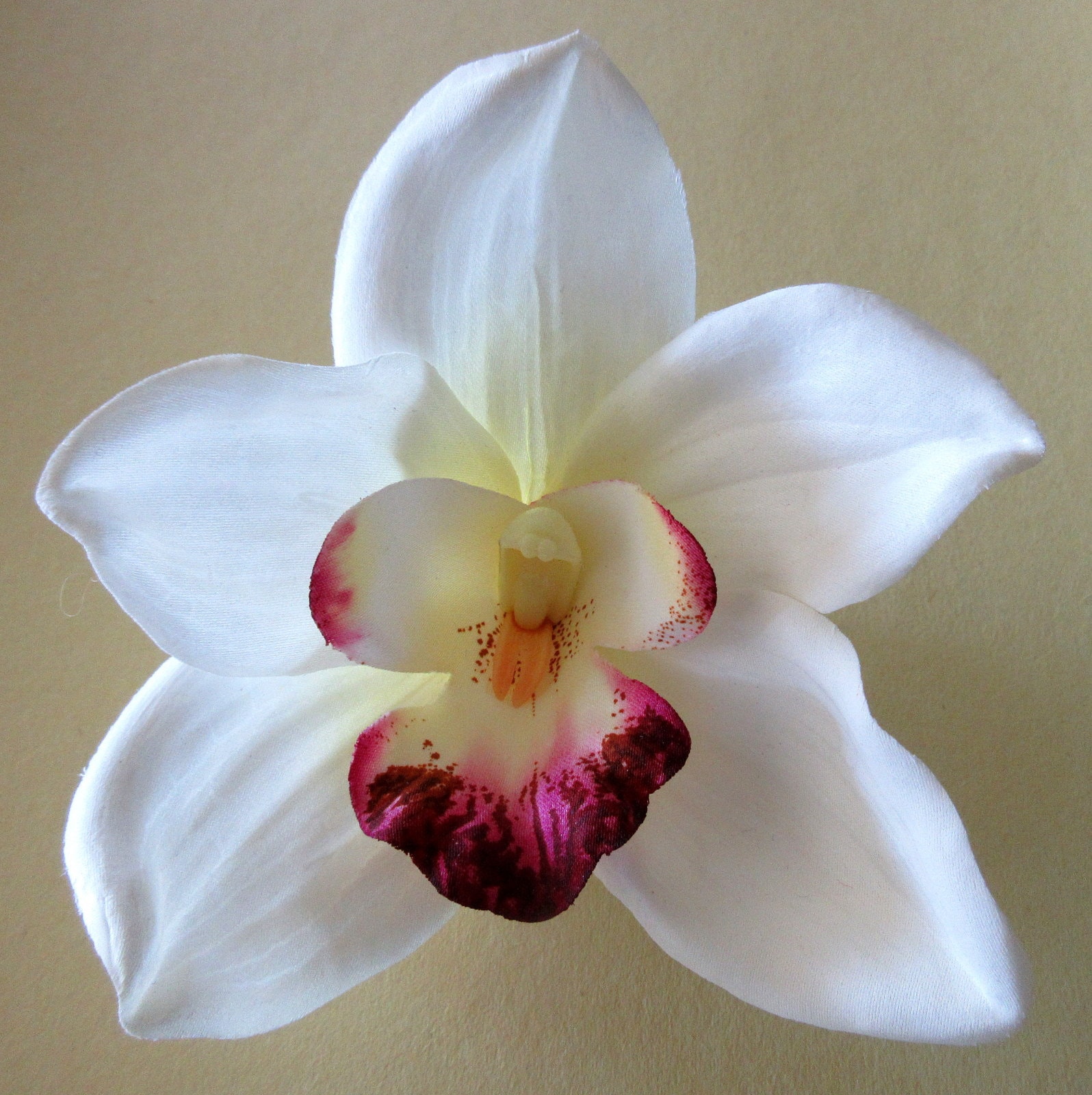 Große Cremeweiße Orchidee Seidenblumen Brosche Große Cremeweiße Orchidee Seidenblumen Brosche von oceansEdge11