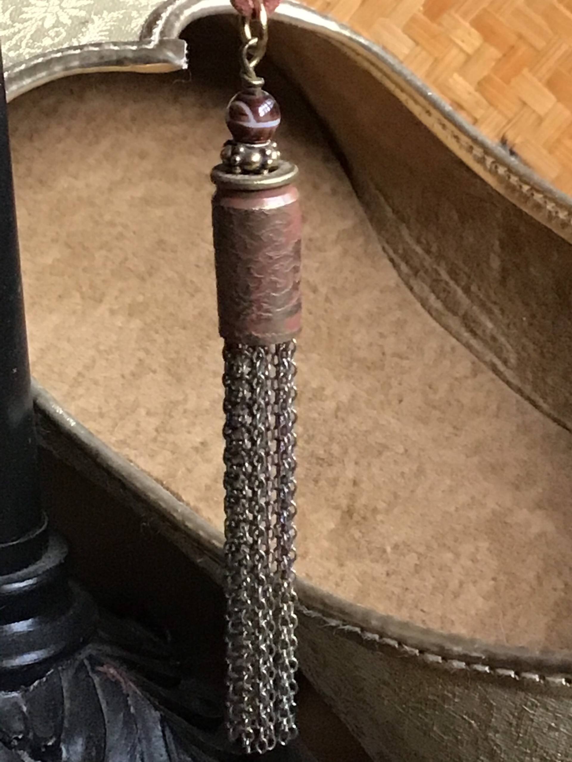 Geätzter Kugelgehäuse Anhänger Mit Kette Geätzter Kugelgehäuse Anhänger Mit Kette von oddsbodkinsonline