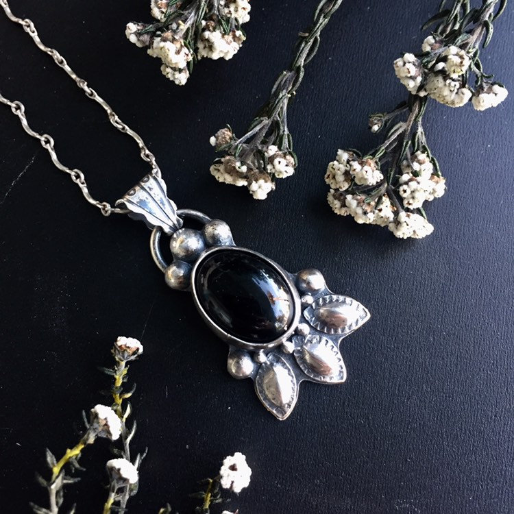 Tailfeather Sterlingsilber Und Onyxhalskette Tailfeather Sterlingsilber Und Onyxhalskette von oddscraps