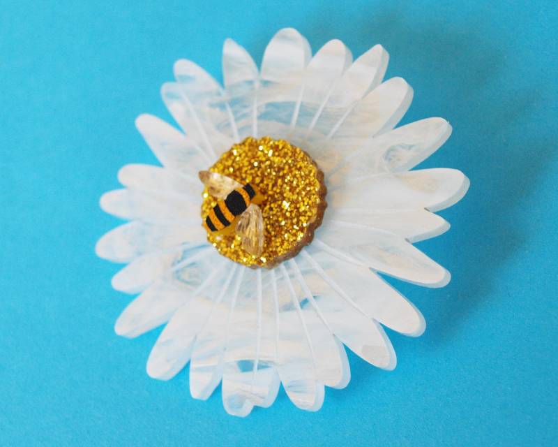 Daisy & Bee Brosche Aus Weiß Marmoriertem Acryl von oddspark