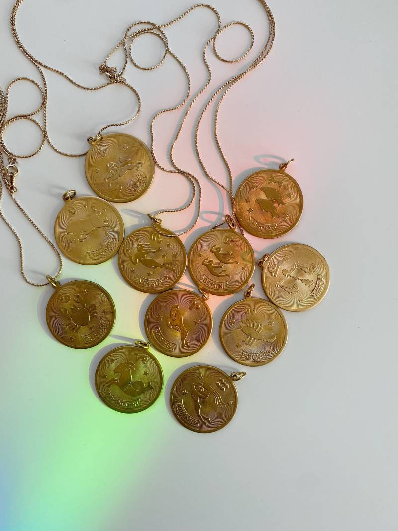 Vintage 1970S Große Messing Sternzeichen Münze Anhänger Halskette von odevintageshop