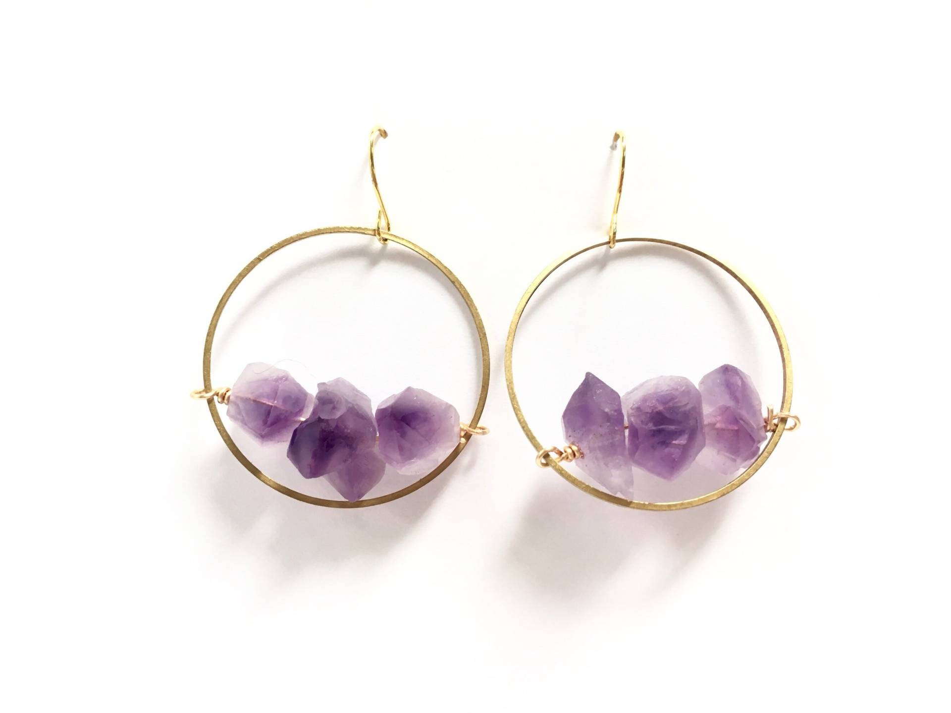 Roher Amethyst Chunk Trio Messing Kreis Hängeohrringe Nickelfrei Gold Ohrringe Mystisch Spiritueller Edelstein Peace Love Hexe Roher Amethyst Chunk Trio Messing Kreis Hängeohrringe Nickelfrei Gold Ohrringe Mystisch Spiritueller Edelstein Peace Love Hexe von odysseyandoddities