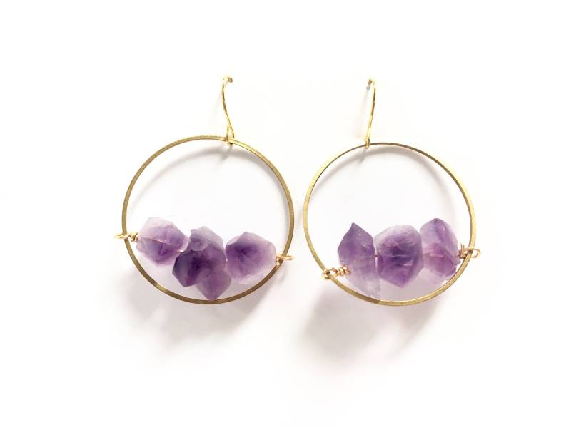 Roher Amethyst Chunk Trio Messing Kreis Hängeohrringe Nickelfrei Gold Ohrringe Mystisch Spiritueller Edelstein Peace Love Hexe Roher Amethyst Chunk Trio Messing Kreis Hängeohrringe Nickelfrei Gold Ohrringe Mystisch Spiritueller Edelstein Peace Love Hexe von odysseyandoddities
