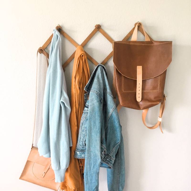 Zweifarbiger Handgefertigter Lederrucksack Zweifarbiger Handgefertigter Lederrucksack von ofHeartandHandGoods