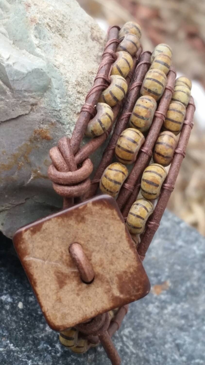 Der Sahara-Wüste, Ein Leder Dreifach Wickelarmband, Erde Und Sand Alles Khaki. Selbst in Den Guten Alten Usa Mit Liebe Gemacht von offbeadinpathneosho