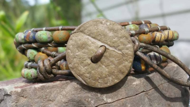 Dreifach-Moos Grün Leder, Leder Wickelarmband, Grüne Holzknopf. Alter, Matt Glasperlen. Handgenäht Mit Guter Energie in Den Usa von offbeadinpathneosho
