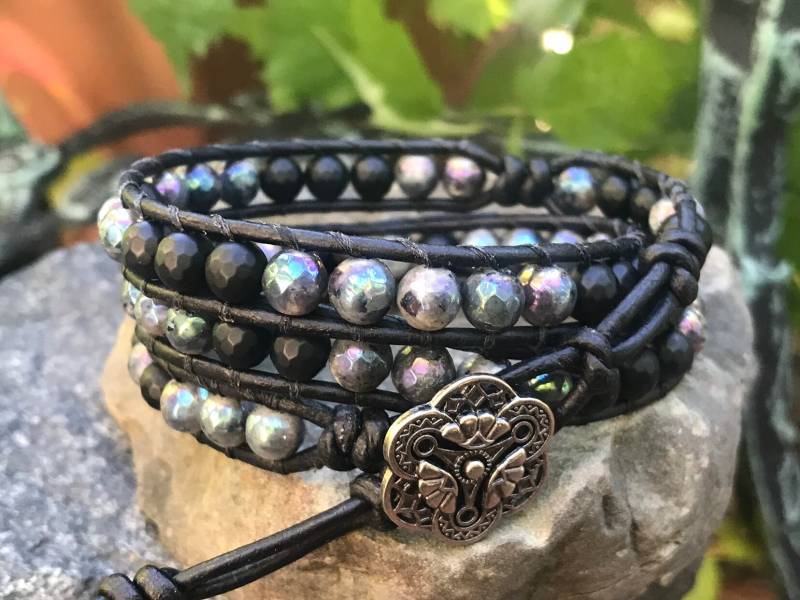 Edelstein Armband, 6mm Facettierter Labradorit, Matt Schwarzer Onyx, Leder Dreifach Wickelarmband, Off Beadin Path Neosho, Yoga Armband, Schwarzes von offbeadinpathneosho