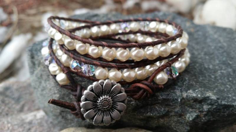 Elfenbein Perlen Und Aurora Borealis Kristalle Leder Wickelarmband von offbeadinpathneosho