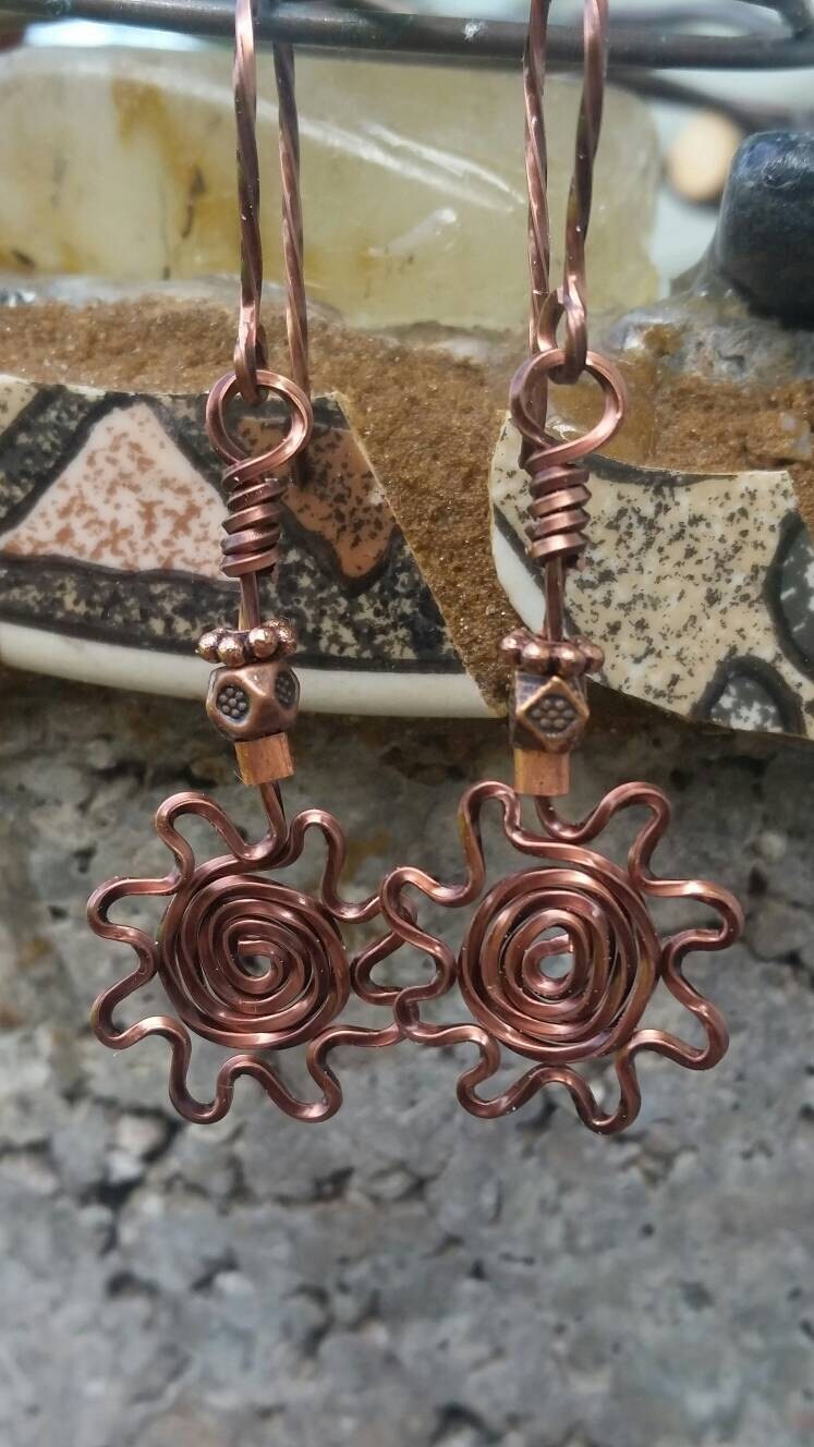 Gruß An Die Sonne, Ohrringe Aus Gedrehtem Kupferdraht, Antiker Kupferdraht 21G, Aus Der Perlenkette Neosho, Mit Guter Energie Gemacht, Om, Namaste von offbeadinpathneosho