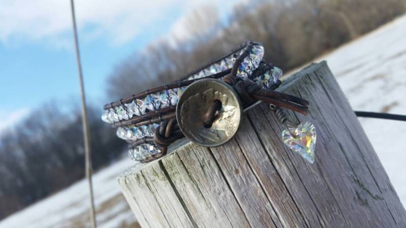 Happy Valentines Day ...ein Herzenswunsch - Ein Valentinstag Kristallarmband. Dreifach Wickelarmband Aus Leder, Mit Liebe Und Guter Energie Gemacht von offbeadinpathneosho