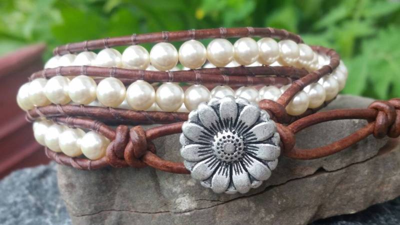 Perlen Und Leder Von Der Perlenkette Neosho 3 Wickelarmband Cremig Glatte Zartes Abgenutztes Auf Eleganz Trifft von offbeadinpathneosho