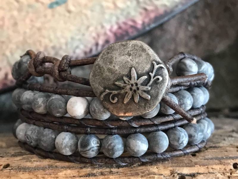 Wunderschönes Graues Picasso Jaspis Lederarmband/Dreifach Gewickeltes Lederarmband/Weiches Leder/Zinnknopf/Neopras/Kostenloser Versand von offbeadinpathneosho