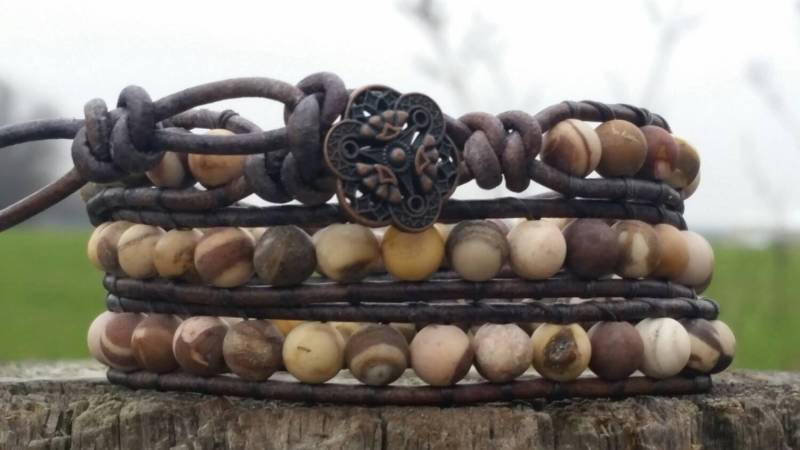 steinkalt Schönes, Dreifach Gewickeltes Lederarmband, 6 Mm Matte Zebra-Jaspis-Rundperlen, Cooler Kleiner Kupferknopf, Weichstes Graues Leder von offbeadinpathneosho
