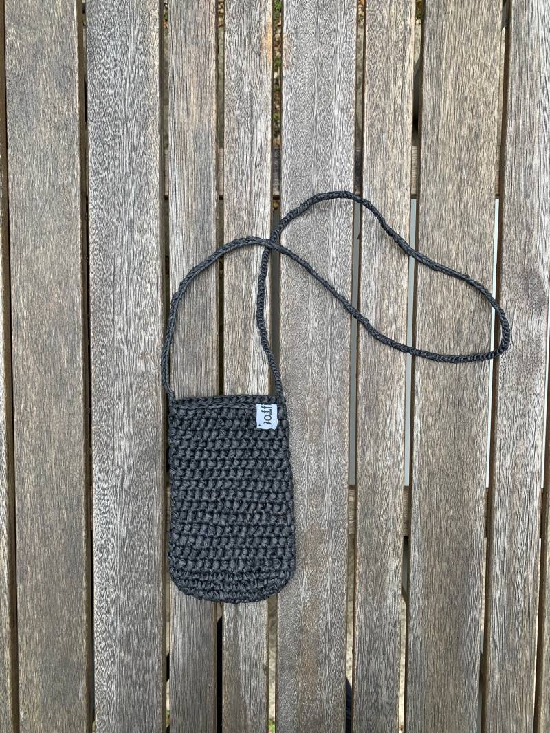 Handgehäkelte Nachhaltige Umhängetasche | Schwarze Natürliche Raffia Tasche Schulter Handy-Abdeckung Flo Handgehäkelte Nachhaltige Umhängetasche | Schwarze Natürliche Raffia Tasche Schulter Handy-Abdeckung Flo von officinafw