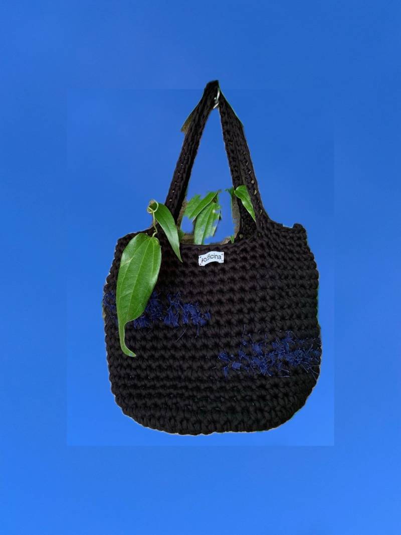 Handgemachte Gehäkelte Umhängetasche | Schwarzes Rettungs-Jersey-Garn Und Kobaltblauer Stoff-Trimmtasche Nachhaltige Gehäkelte Baumwolltasche Bella von officinafw