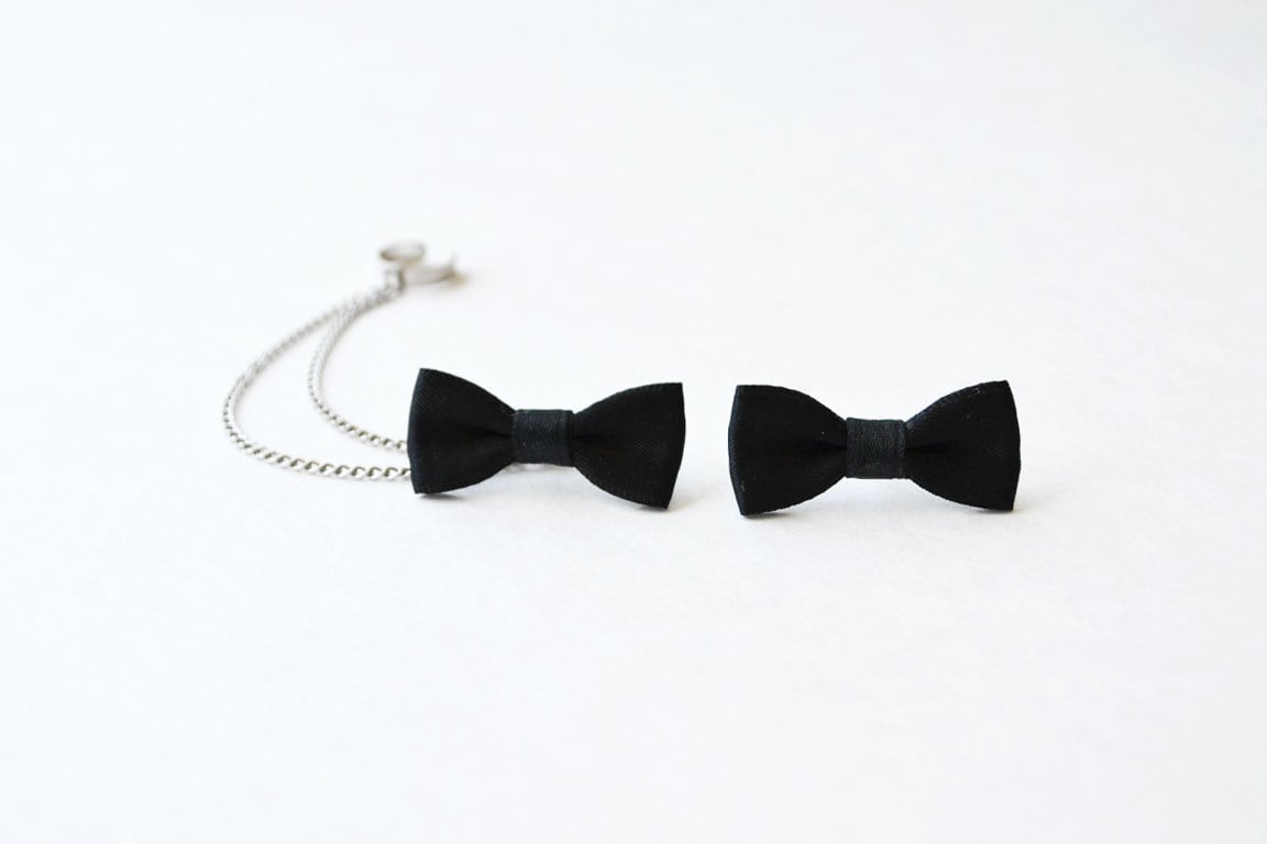 Schwarze Schleife Silberkette Manschette Ohrstecker Schwarze Schleife Silberkette Manschette Ohrstecker von oflovelythings