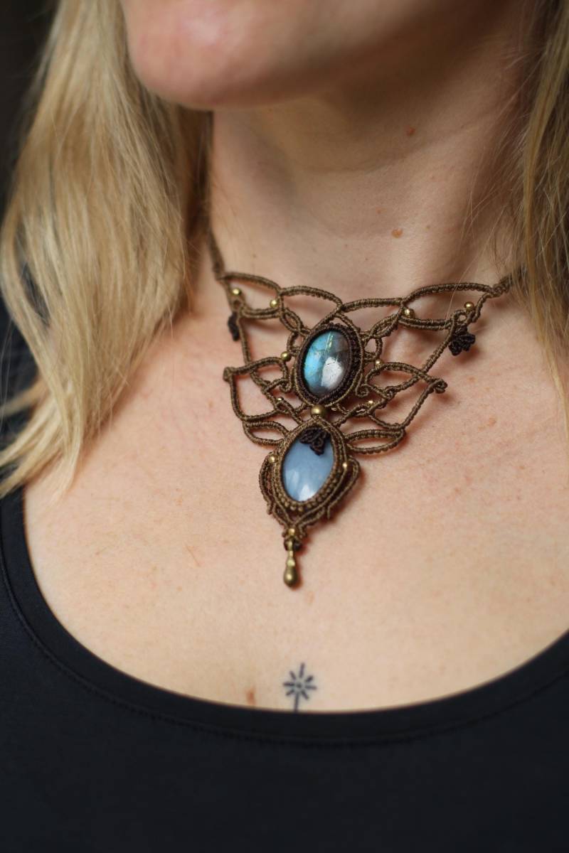 Aureya Macrame Necklace Angelite Labradorite Makramee Halskette Boho Hippie Schmuck Statement Jewelry Erde Wasser Luft Of Mari Creations Aureya Macrame Necklace Angelite Labradorite Makramee Halskette Boho Hippie Schmuck Statement Jewelry Erde Wasser Luft Of Mari Creations von ofmaricreations