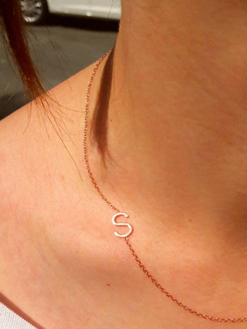 14K Solid Gold Erste Halskette-Seitlich Halskette-Initiale Seitlich Halskette-Letter Halskette-14K Handgemachte Initiale von ohannescorlu