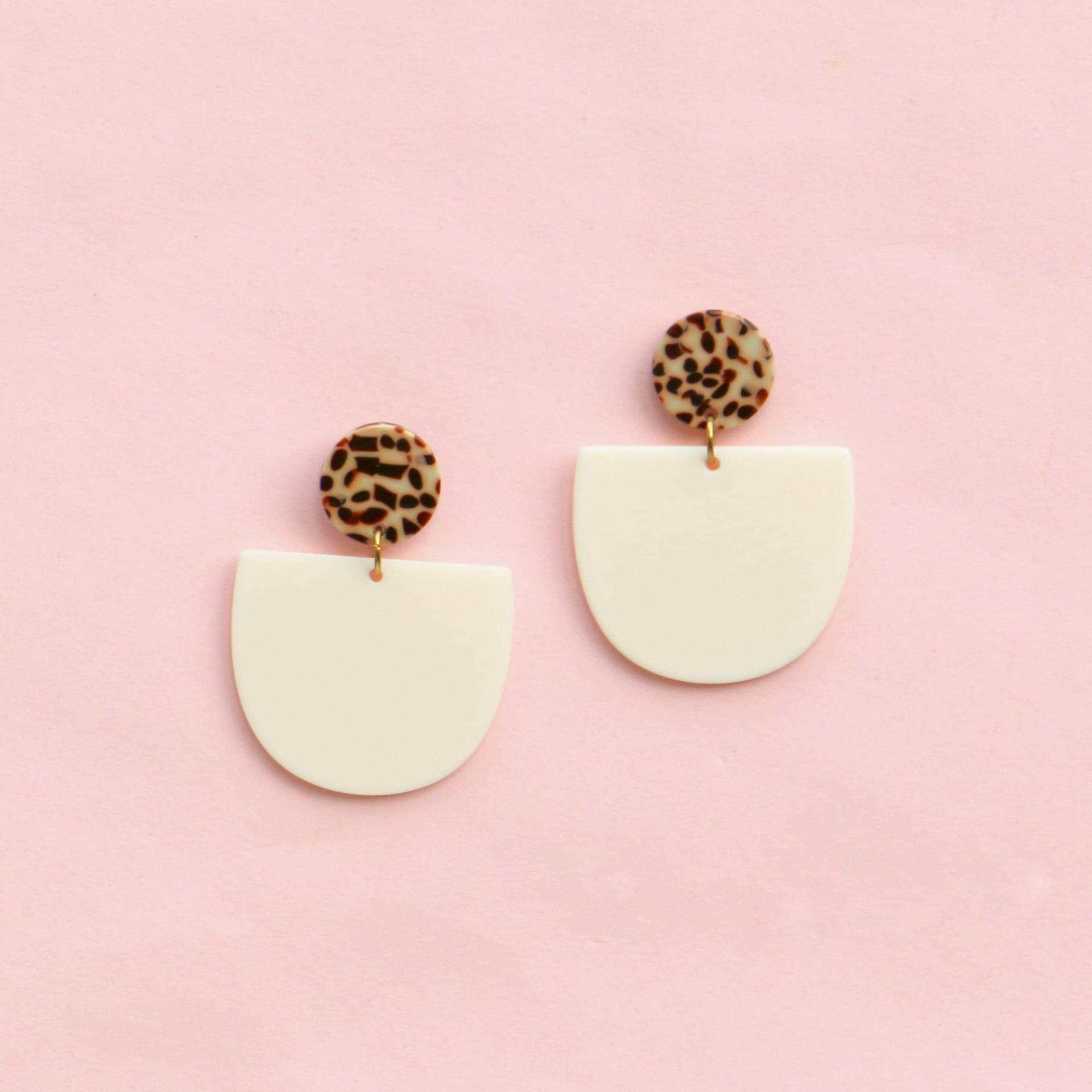 Acryl Ohrringe Warmweiß Mit Leo Ohrsteckern von ohfunky