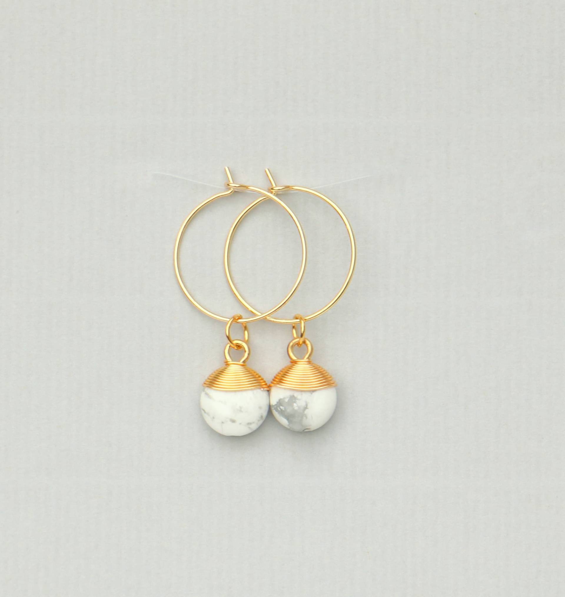 Creolen Gold Mit Howlith Tropfen Anhänger von ohfunky