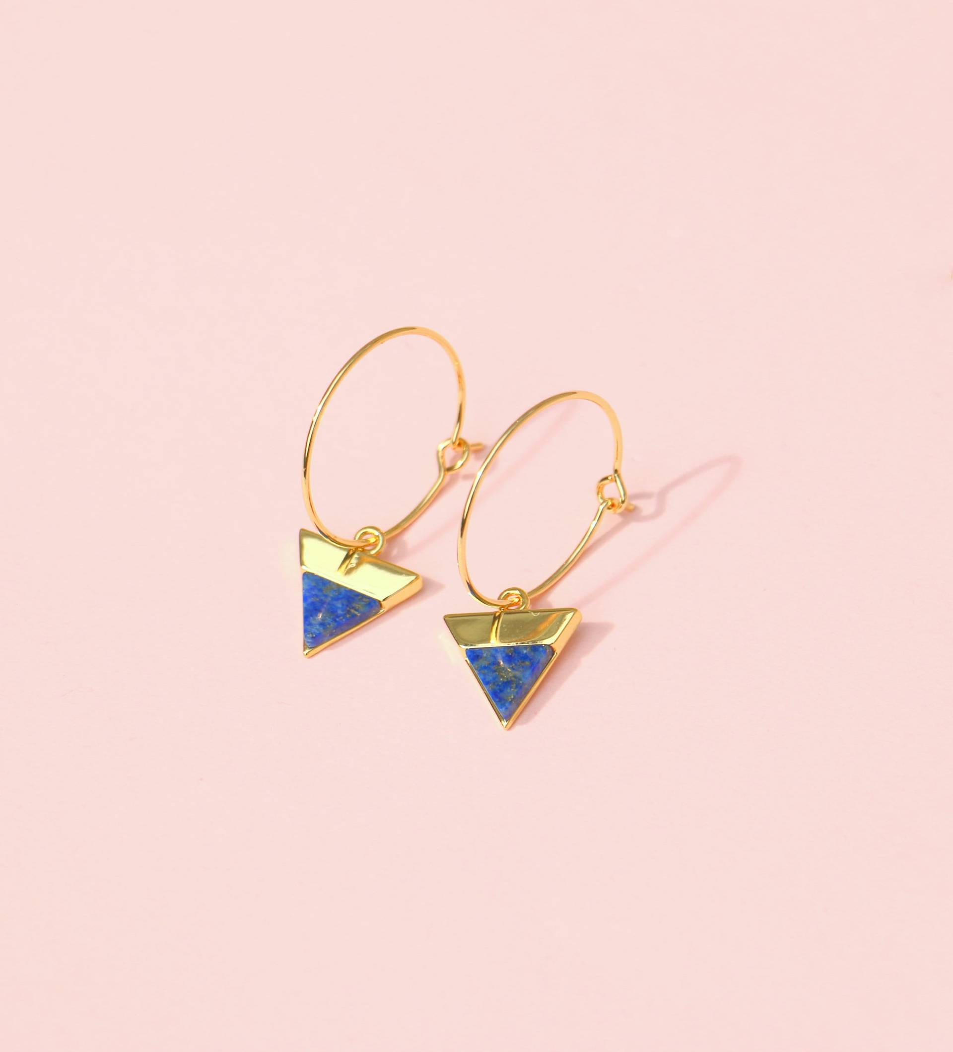 Creolen Gold Mit Lapis Lazuli Dreieck Anhänger von ohfunky