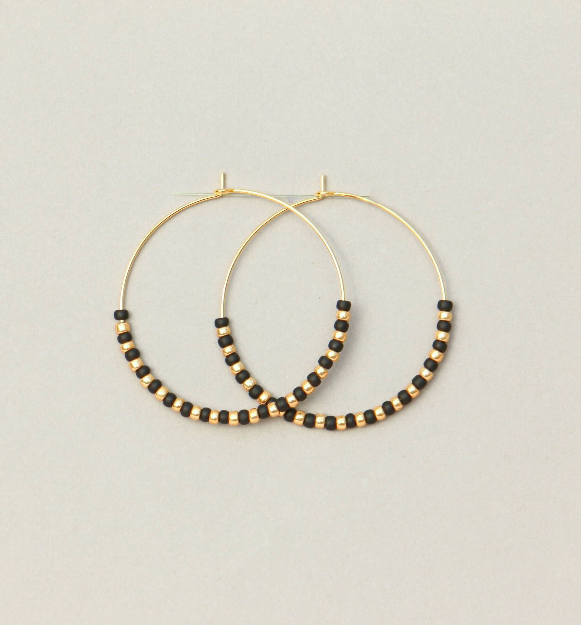 Creolen Gold Schwarz Mit Perlen von ohfunky