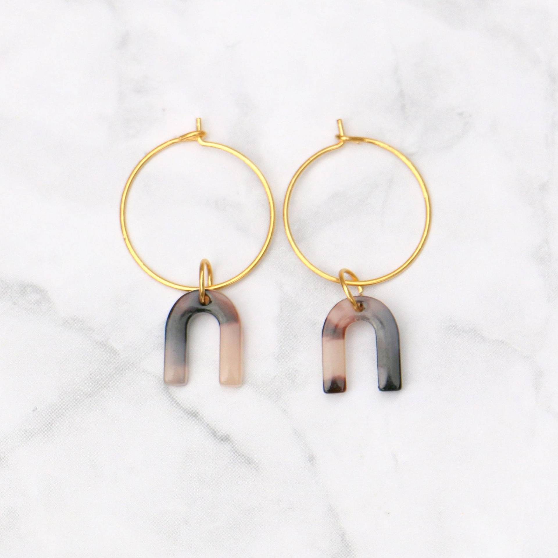 Creolen Mit Kleinem Acetat Schildpatt Anhänger Bogen von ohfunky