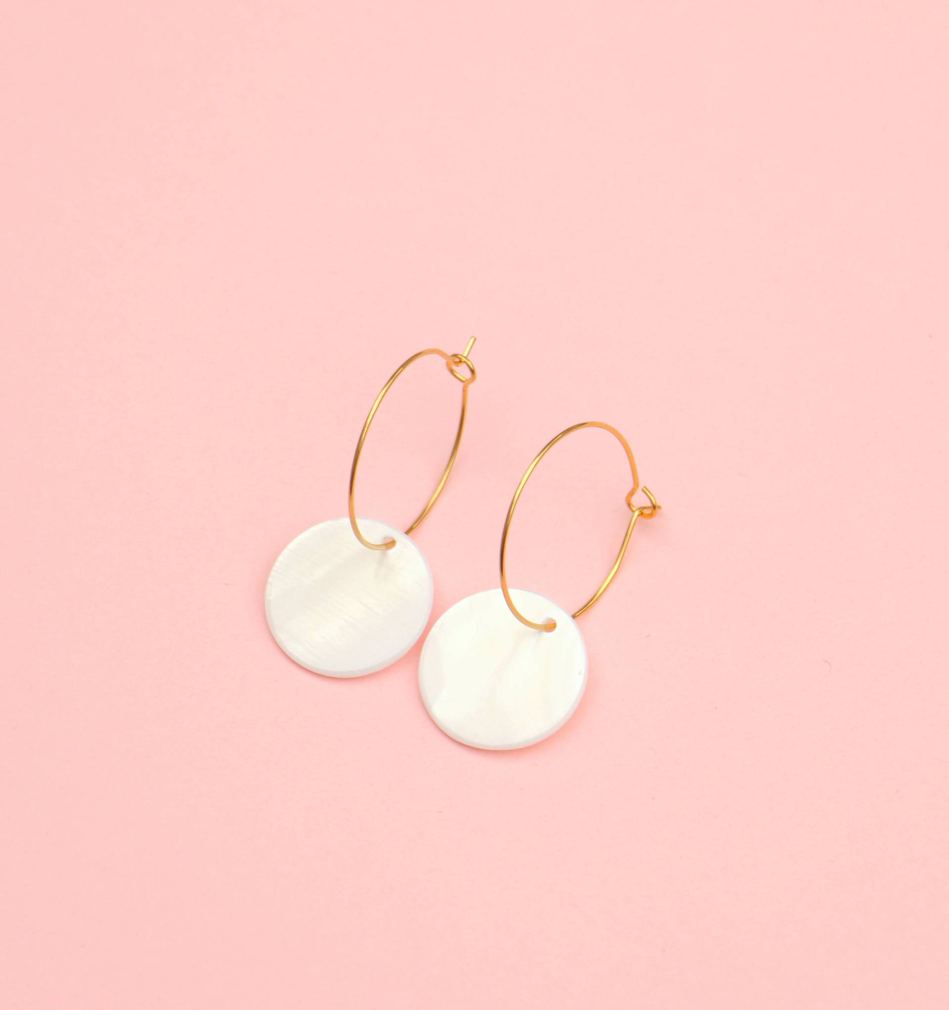 Creolen Mit Perlmutt Anhänger Scheibe Weiß Gold von ohfunky