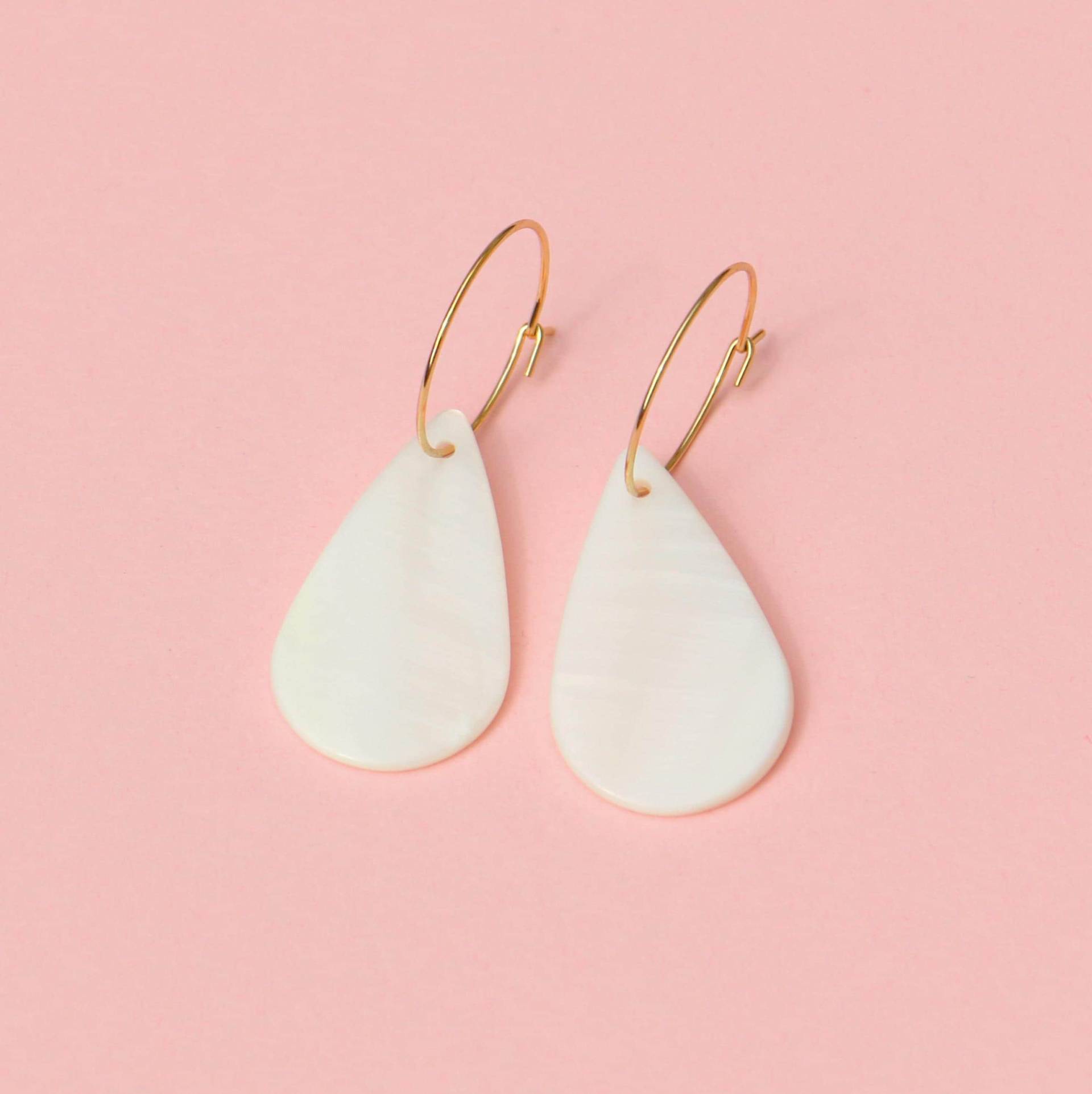 Creolen Mit Tropfen Perlmutt Anhänger von ohfunky