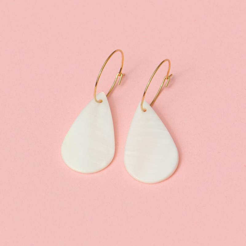 Creolen Mit Tropfen Perlmutt Anhänger von ohfunky