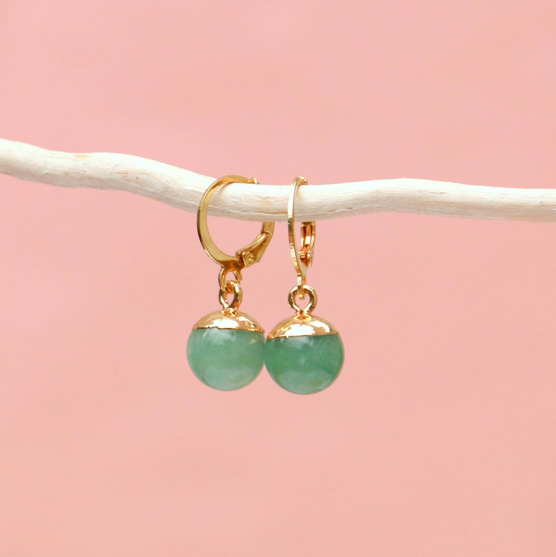 Edelstein Kugel Huggie Ohrringe von ohfunky