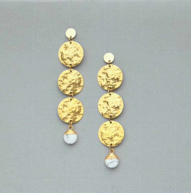 Extra Lange Statement Ohrringe Messing Gold Mit Howlith von ohfunky