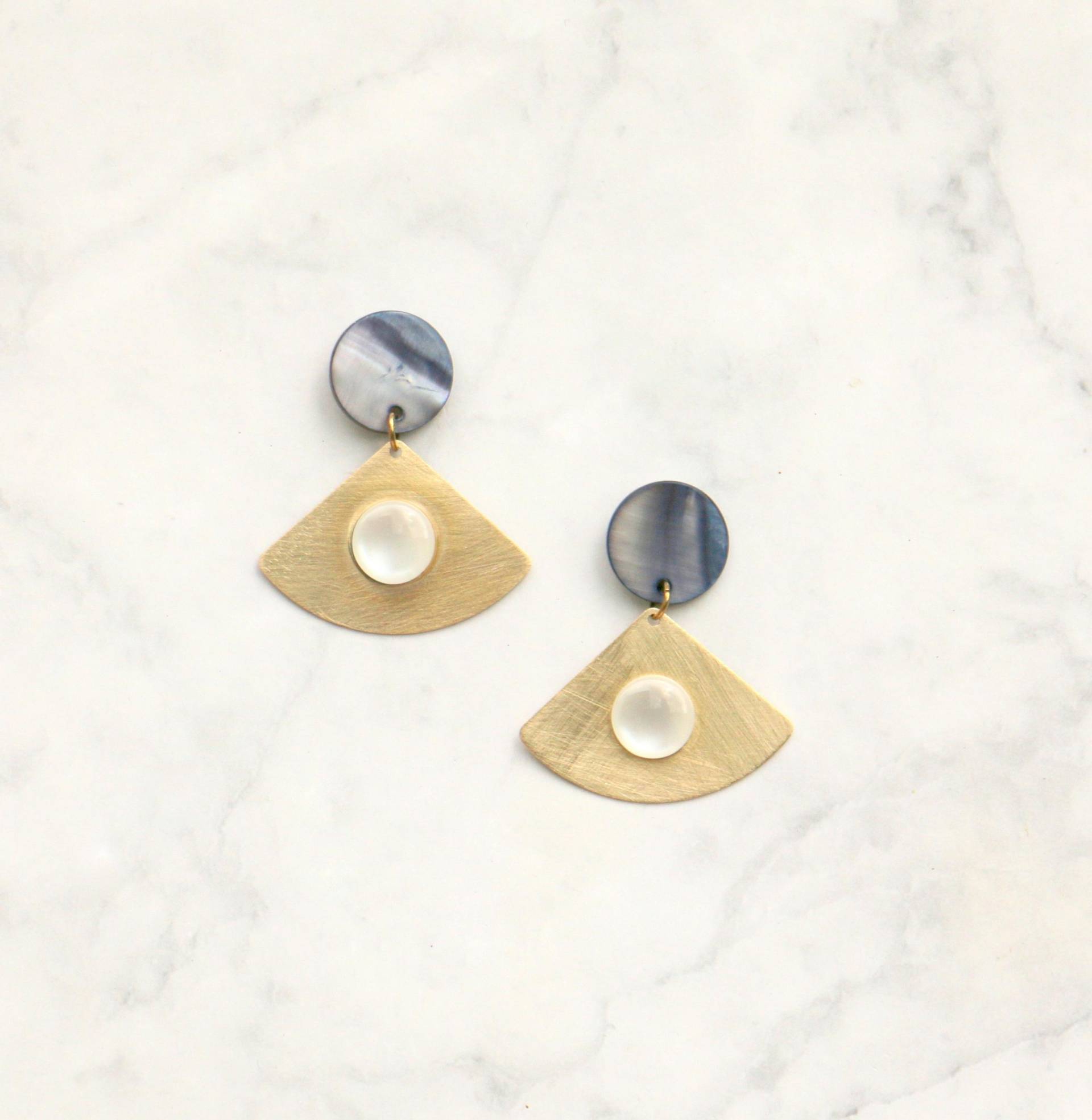 Fächer Ohrringe Aus Messing Und Perlmutt von ohfunky