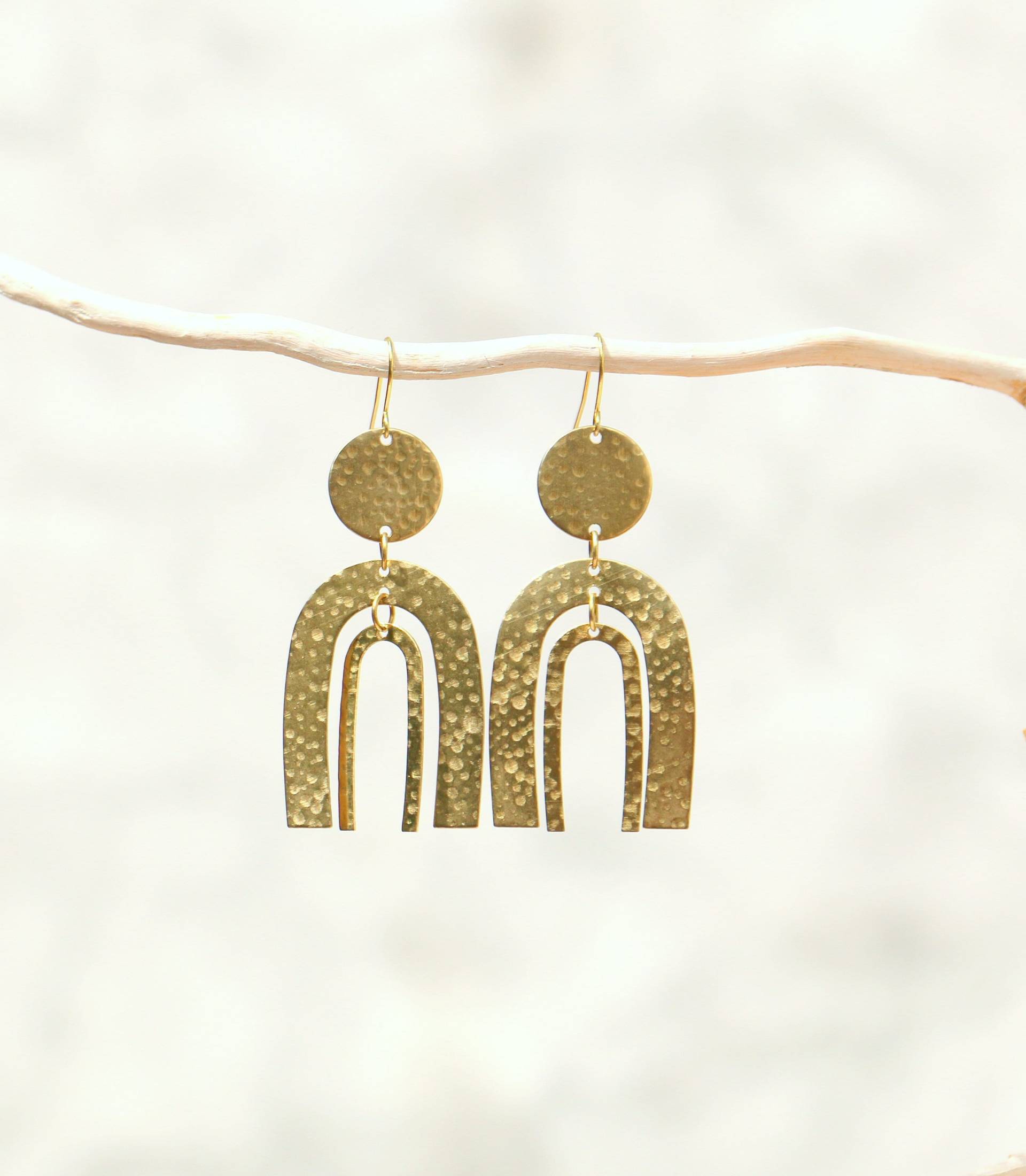 Hängende Bogen Statement Ohrringe Aus Messing von ohfunky