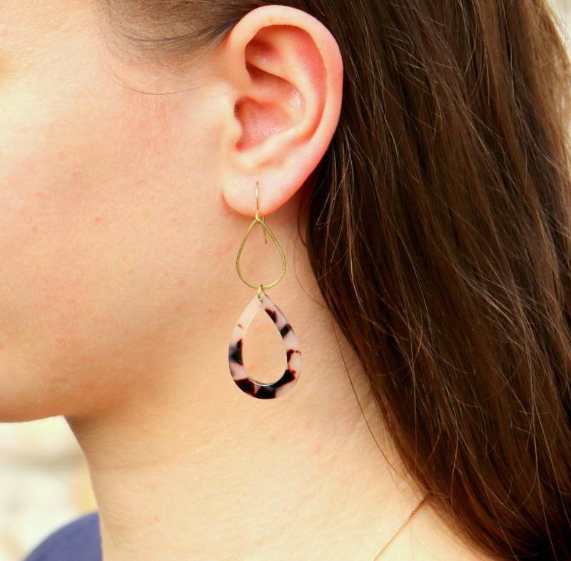 Hängende Doppel Tropfen Ohrringe Aus Messing Und Cellulose Acetat von ohfunky