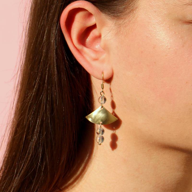 Hängende Fächer Ohrringe Aus Messing Mit Bergkristall von ohfunky