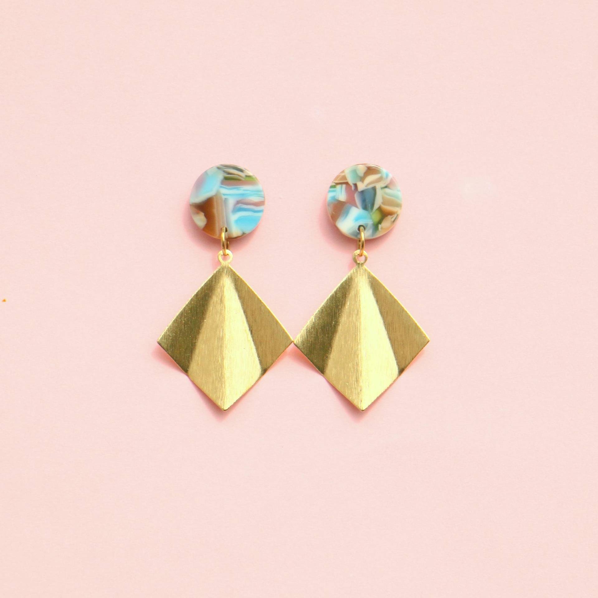 Hängende Ohrringe Aus Messing Mit Mehrfarbigen Ohrsteckern von ohfunky