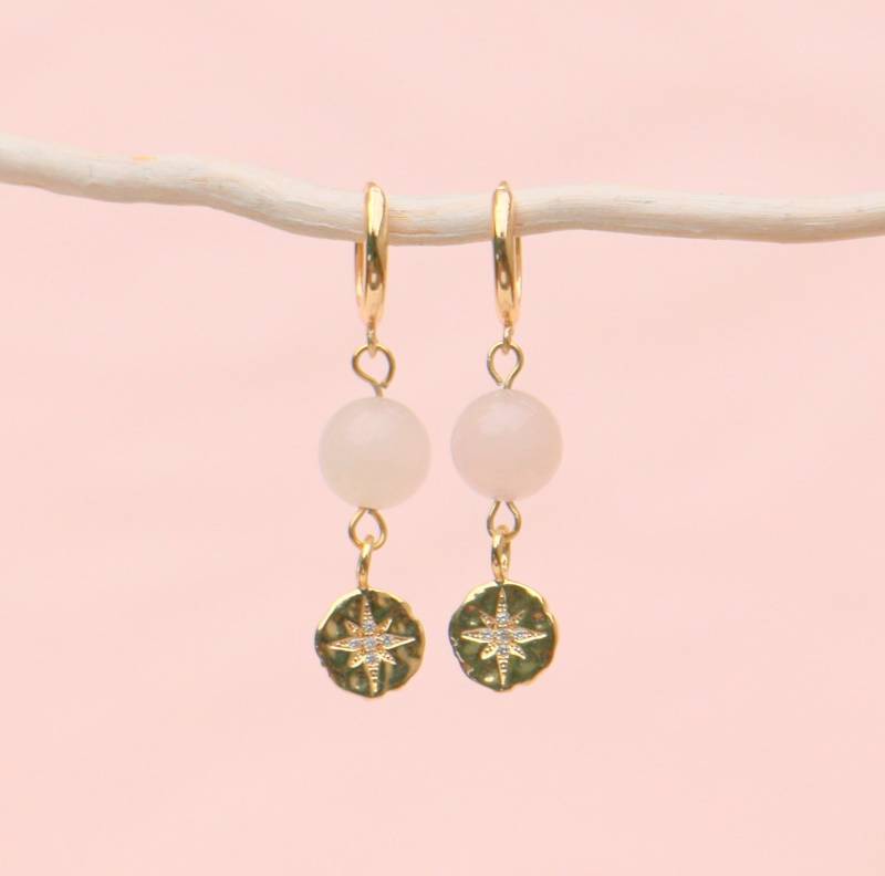 Huggie Ohrringe Gold Mit Rosenquarz Und Nordstern Zirkonia Anhängern von ohfunky