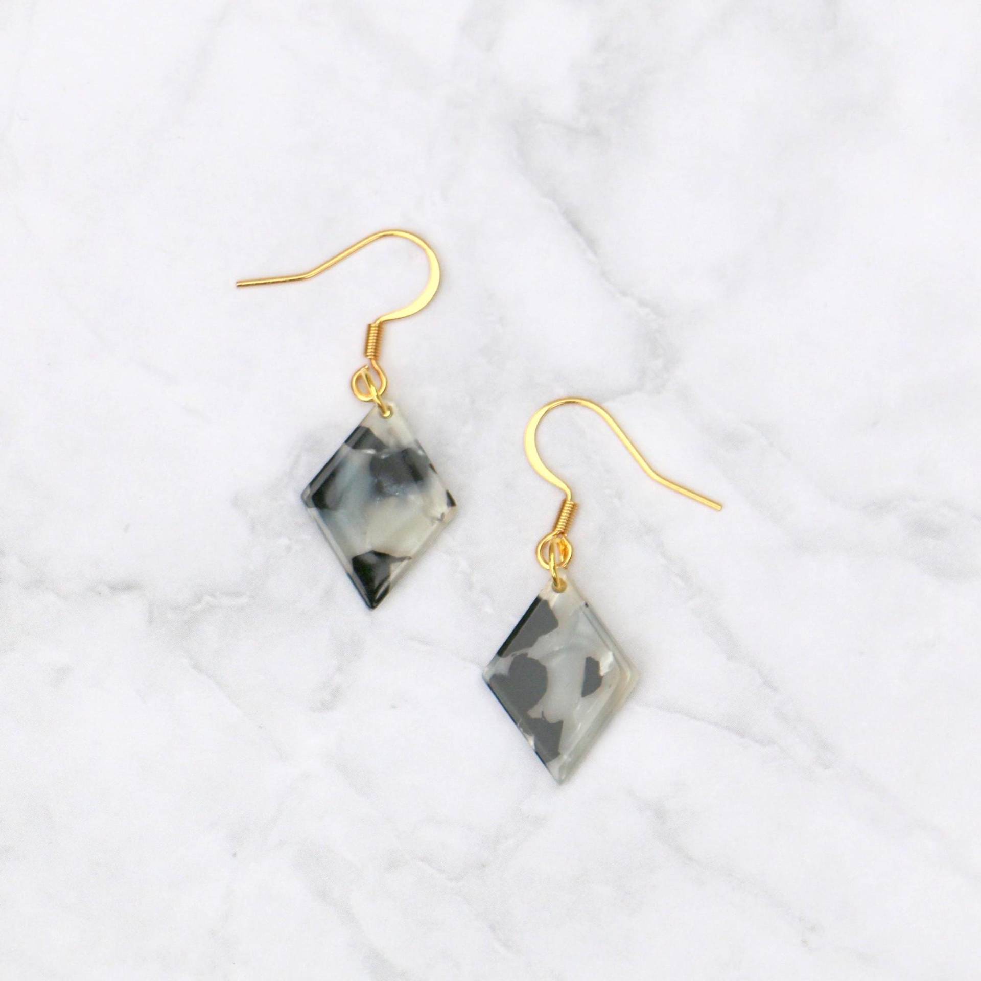 Kleine Acetat Ohrringe Raute Schwarz Weiß von ohfunky