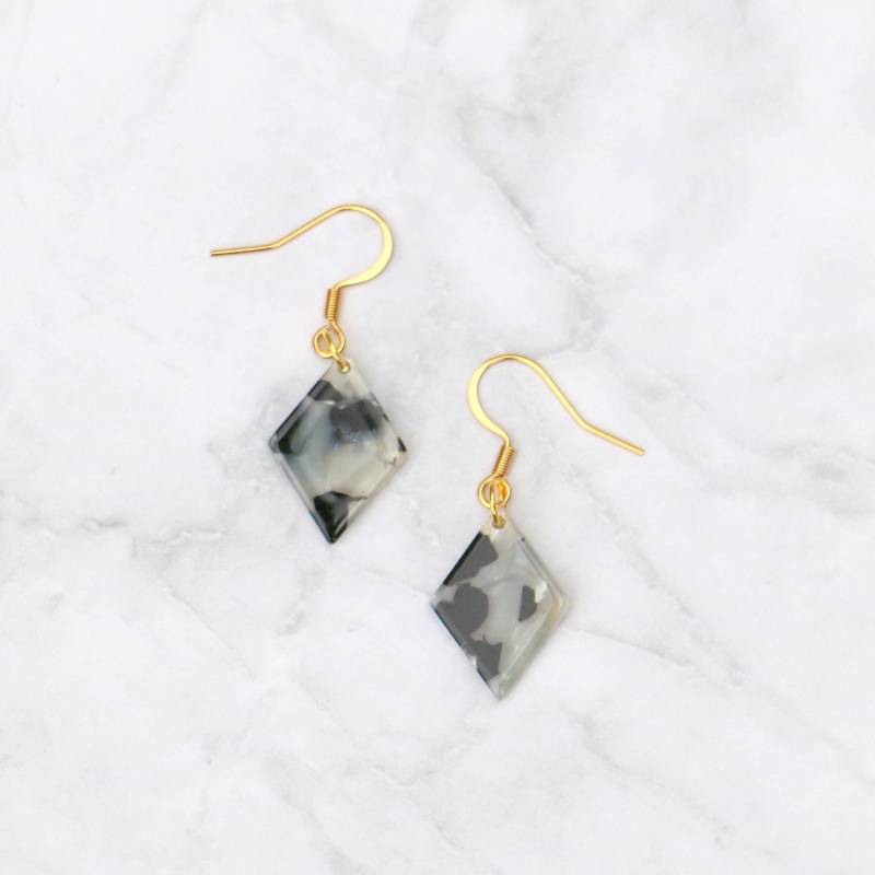 Kleine Acetat Ohrringe Raute Schwarz Weiß von ohfunky