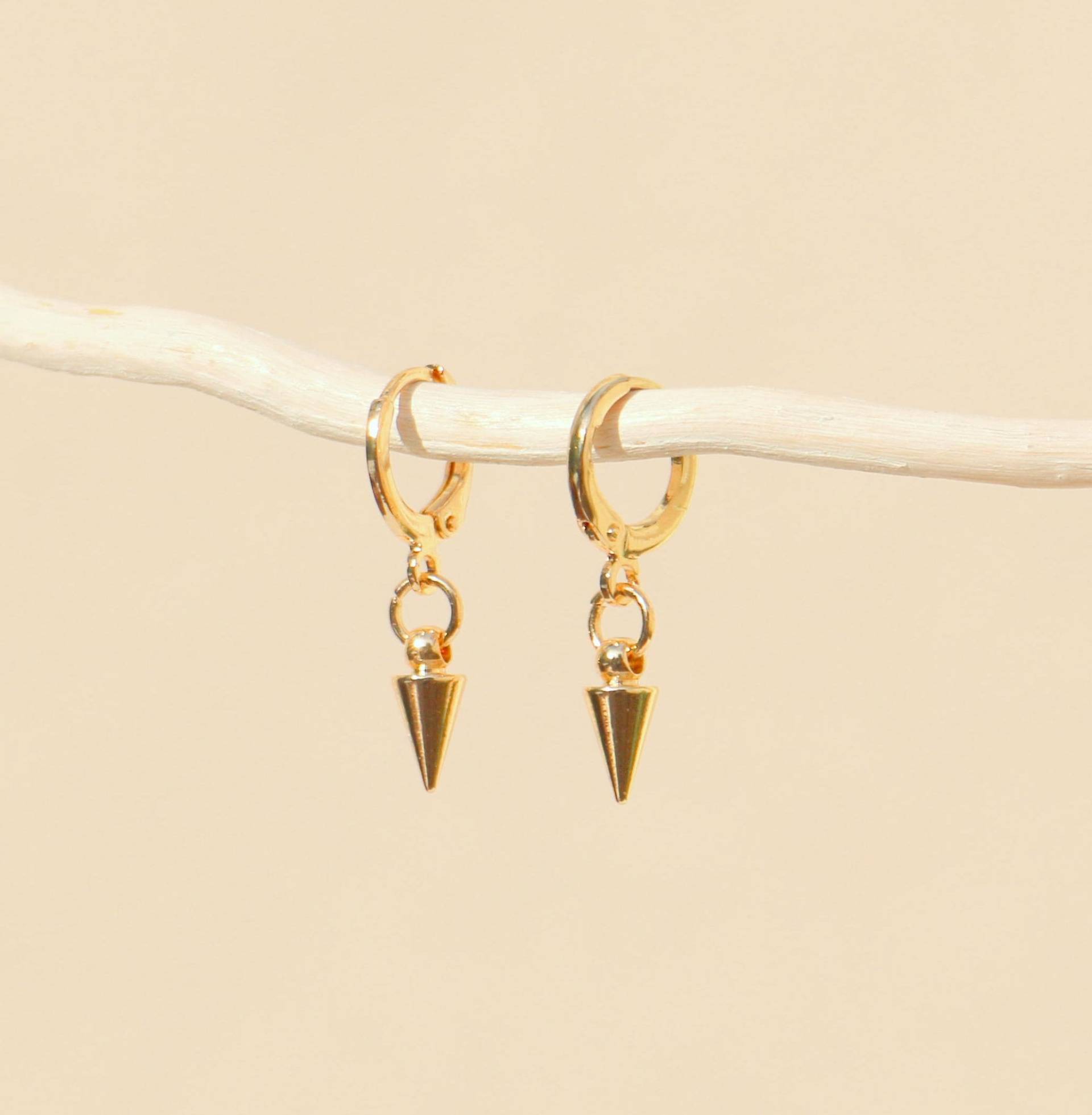 Kleine Spike Cleopatra Huggie Ohrringe Gold von ohfunky