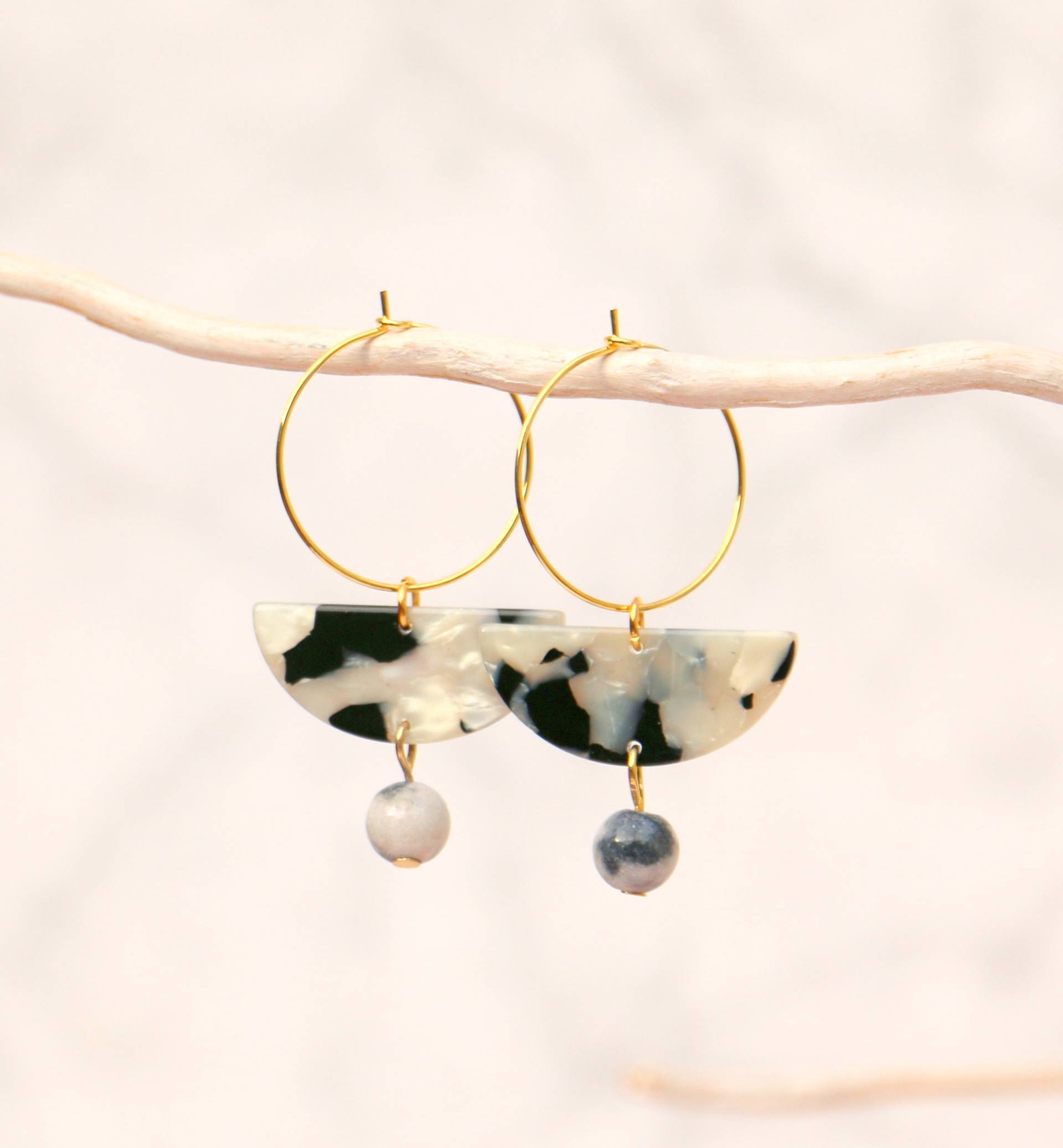 Kreolen Mit Halbkreis Acetat Anhänger Und Jadeperlen von ohfunky