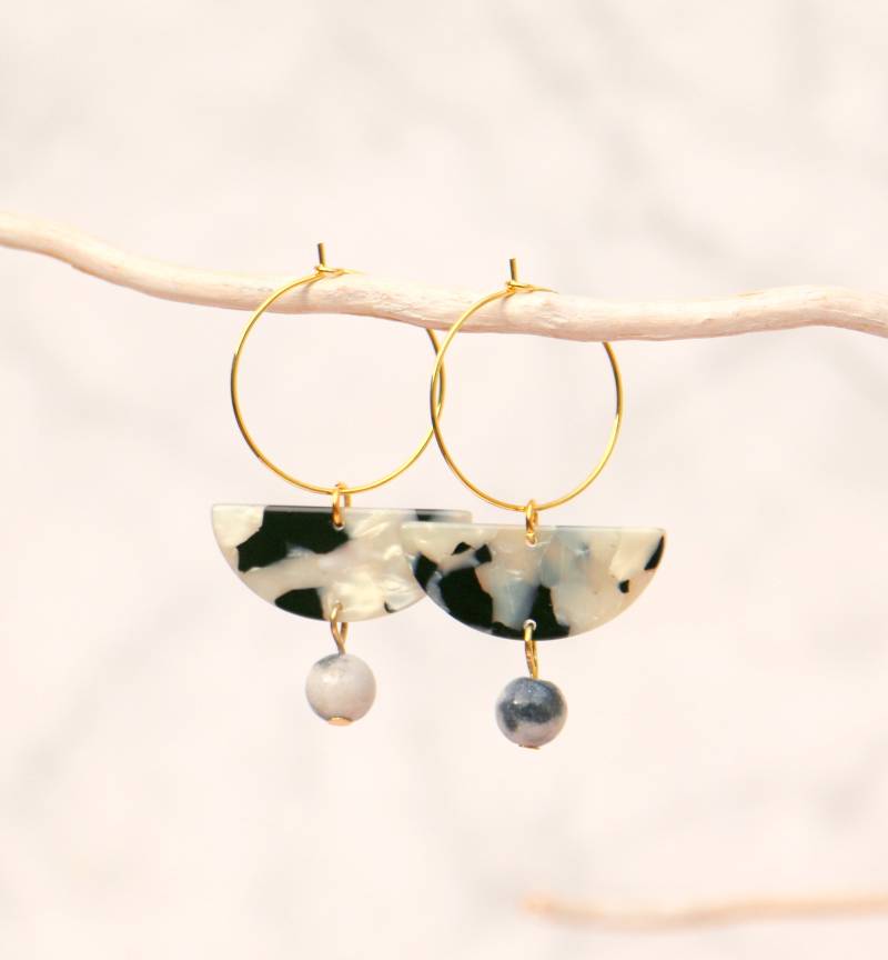 Kreolen Mit Halbkreis Acetat Anhänger Und Jadeperlen von ohfunky