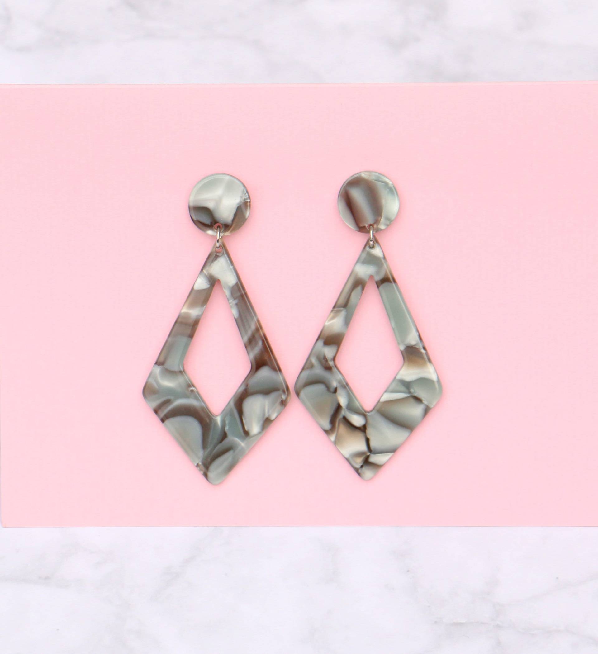 Lange Acryl Ohrringe Grau Mix von ohfunky